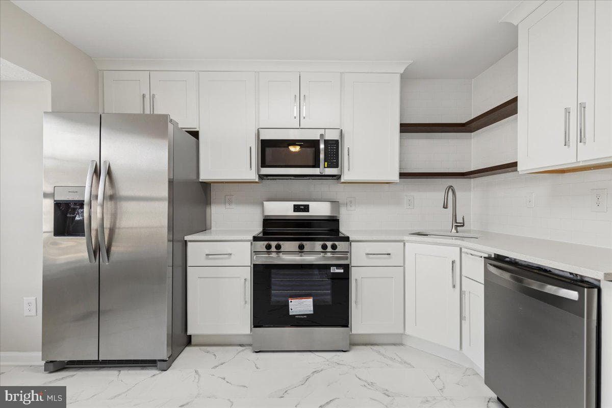 2577 Bolinbrook Court photo 4
