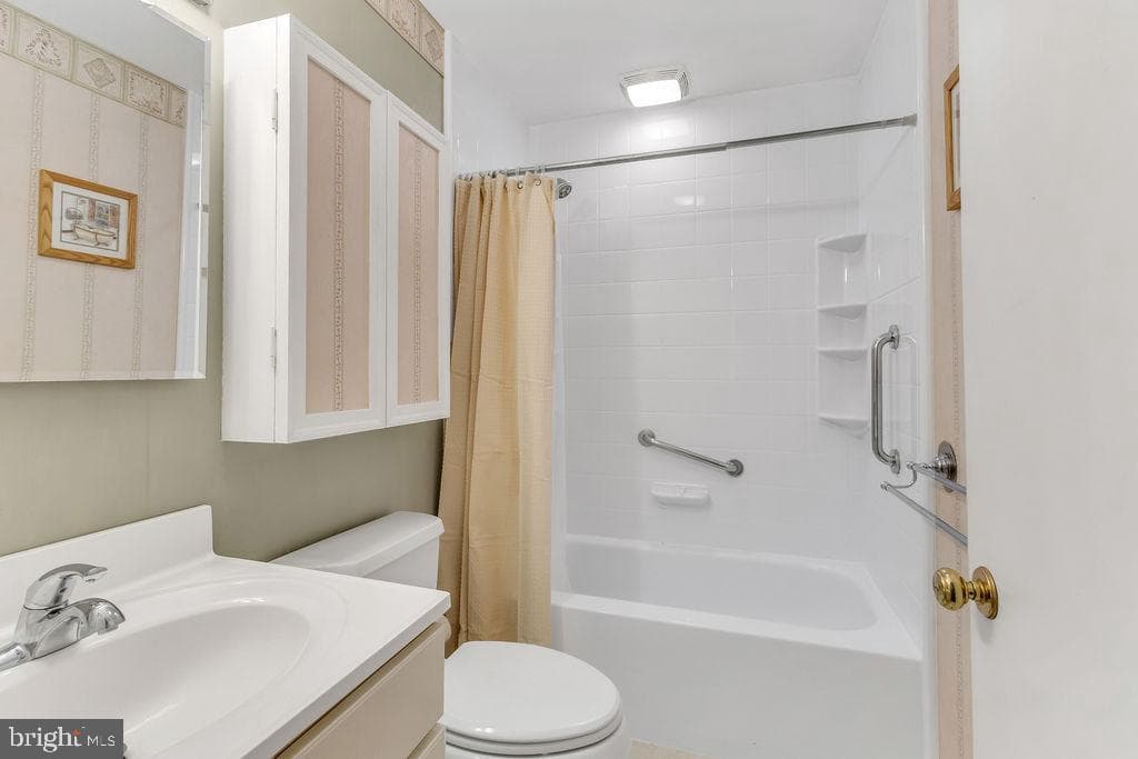 810 Kenyon Avenue photo 10