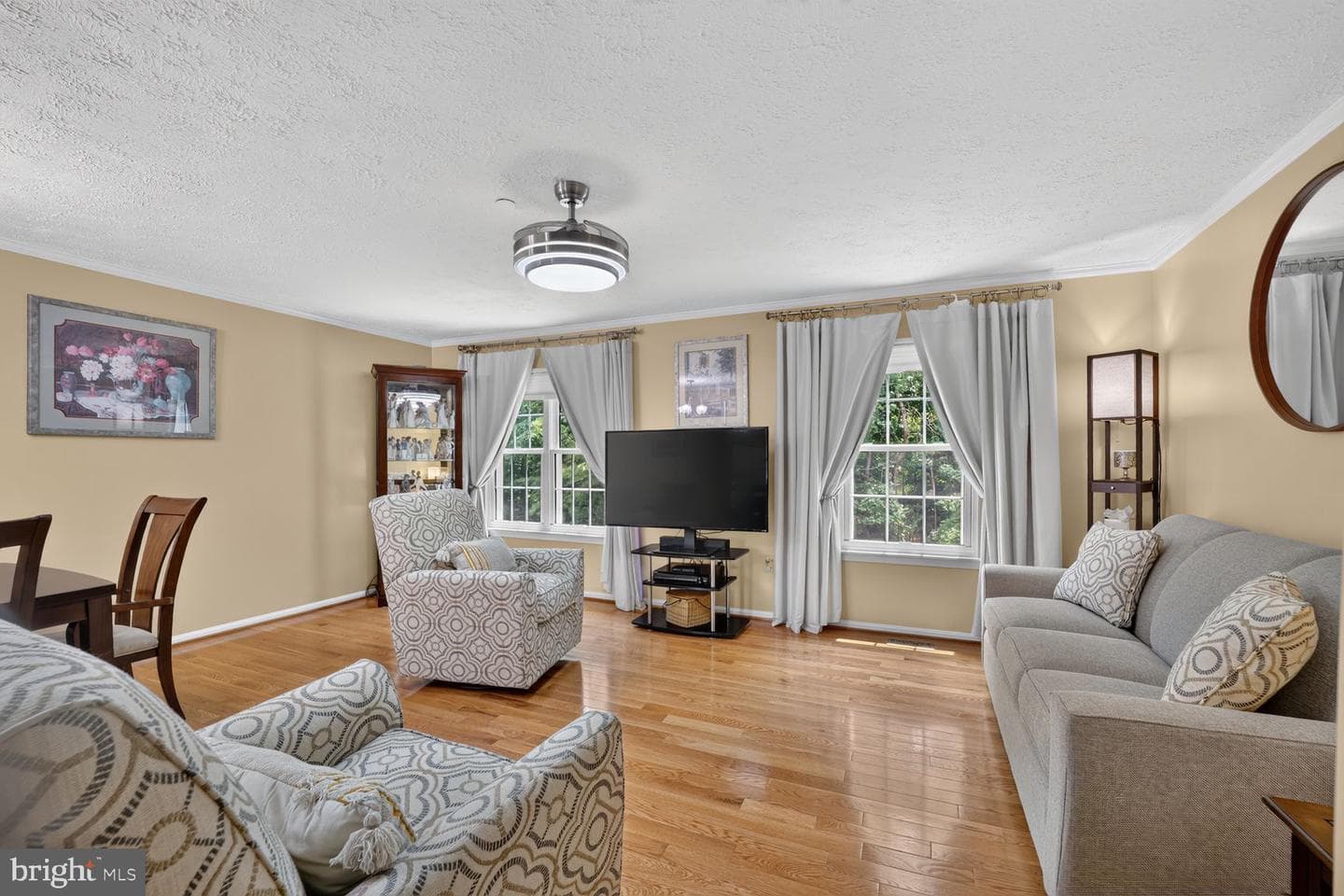 2526 Regal Place photo 5