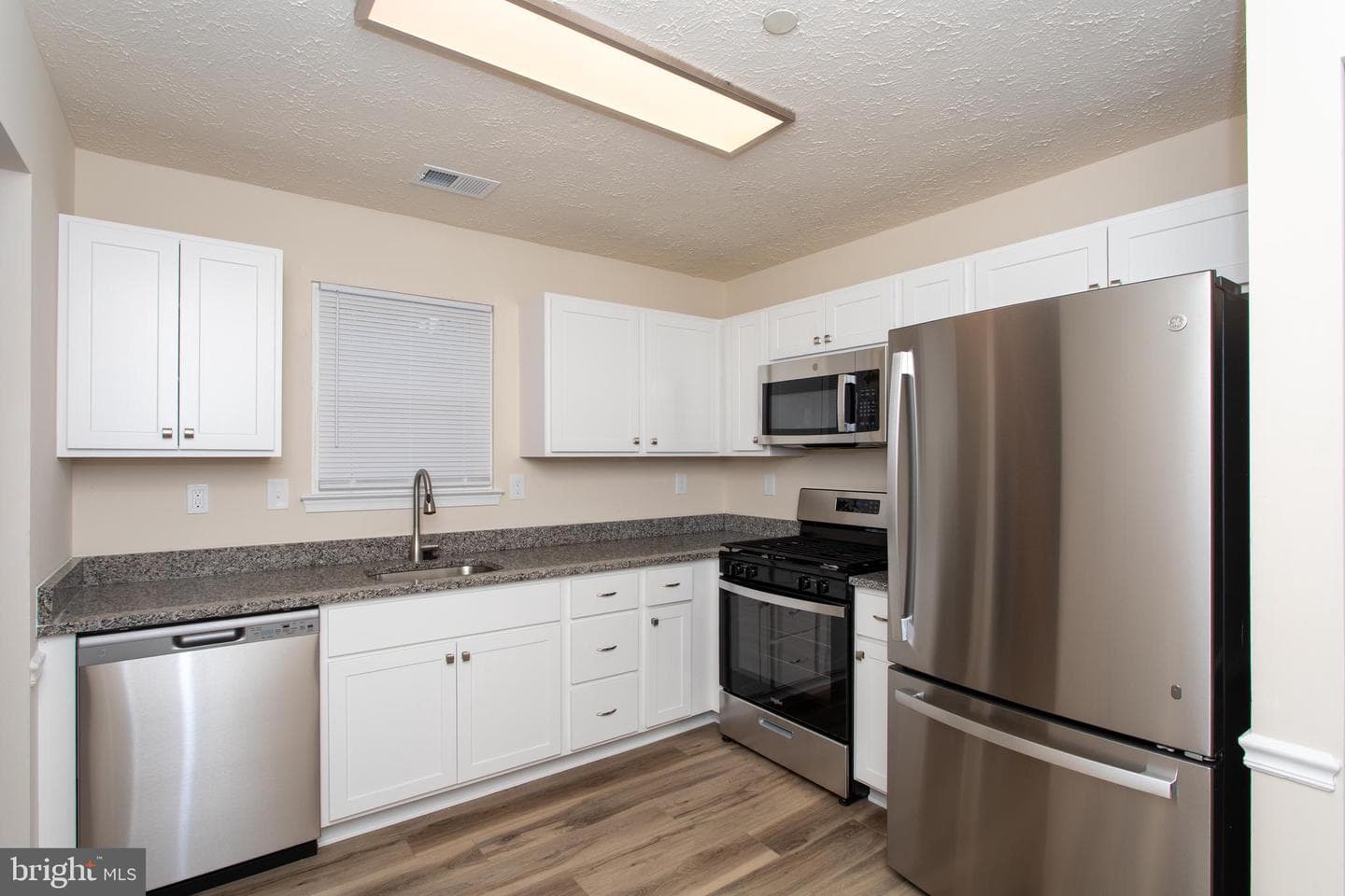 2533 Regal Place photo 8