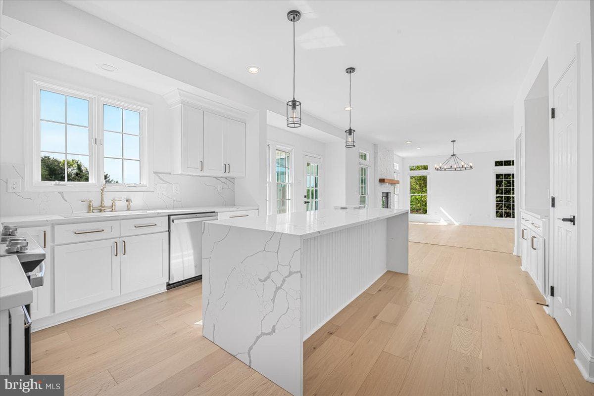 6201 Belmont photo 16