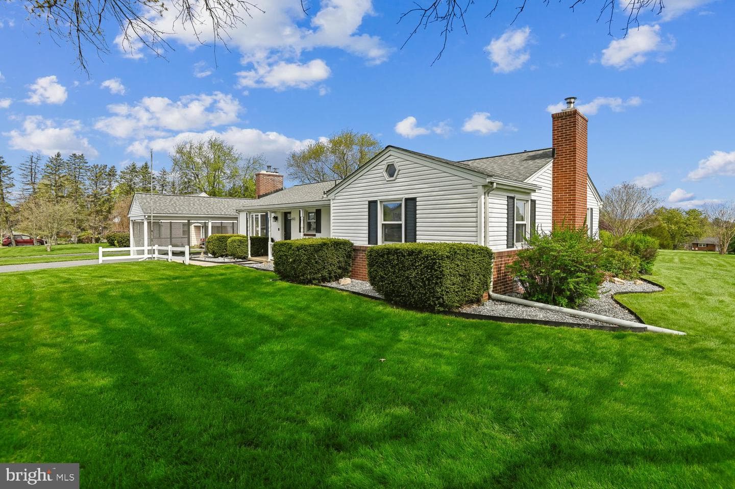 438 Hook Road photo 2