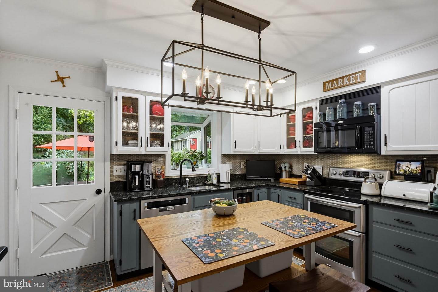 605 East Court photo 11