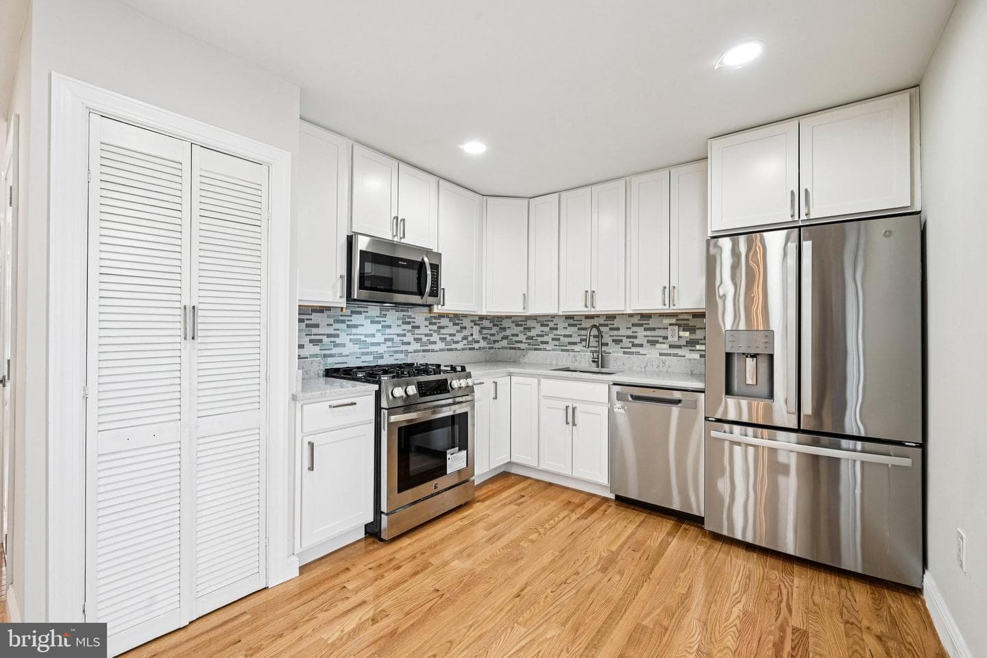 5806 Miriam Drive photo 16