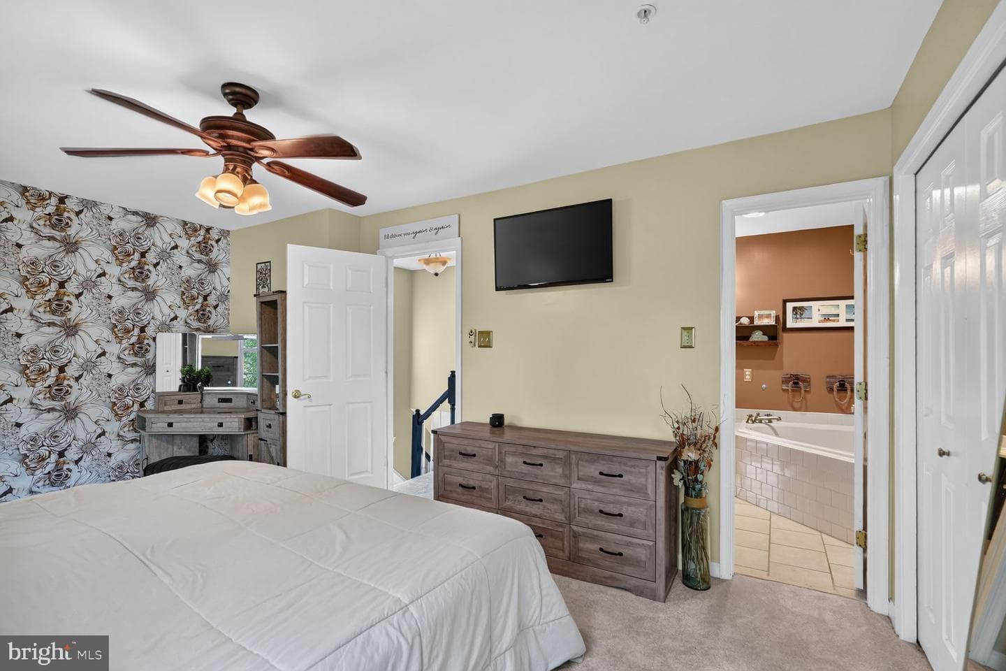 1383 Walkabout #36 photo 17