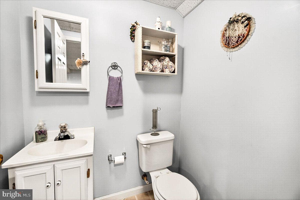1103 Midvale Avenue photo 22