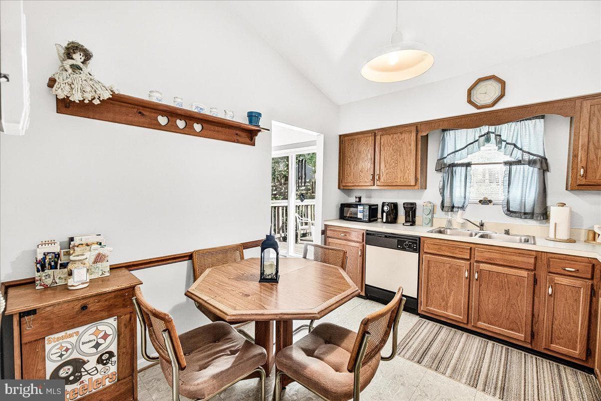 1103 Midvale Avenue photo 4