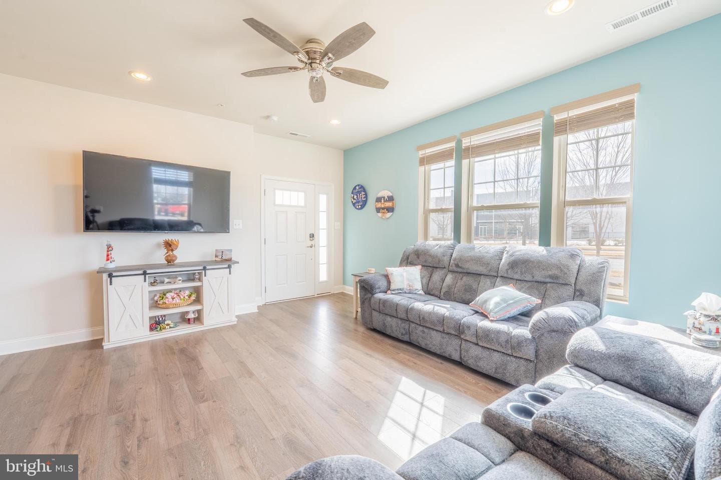 7070 Executive Way photo 4