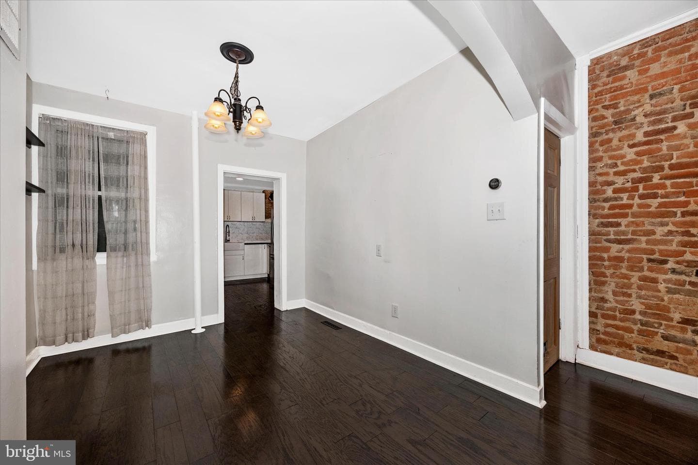 467 W South St photo 11