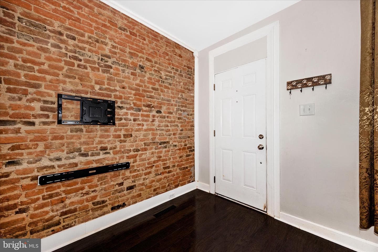 467 W South St photo 3