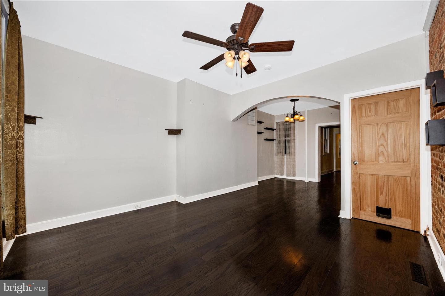 467 W South St photo 6