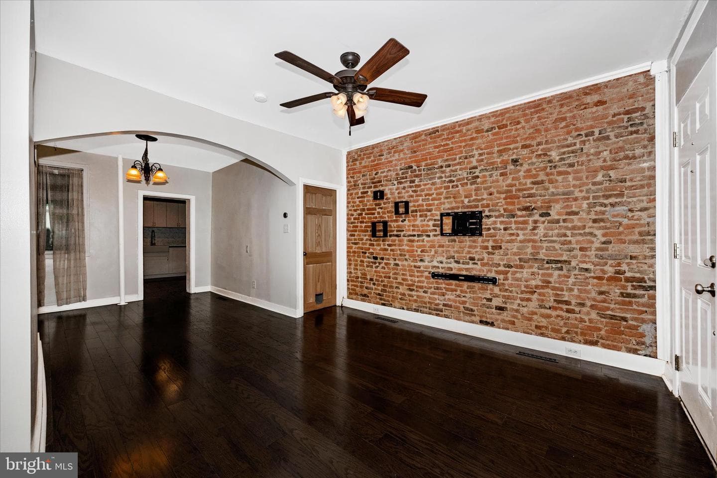 467 W South St photo 8