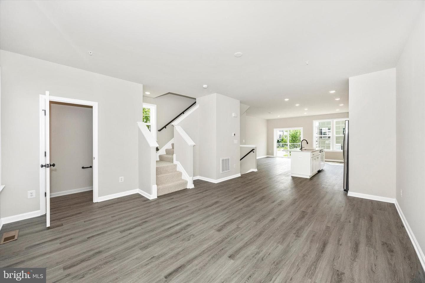 106 Spring Bank Way photo 3