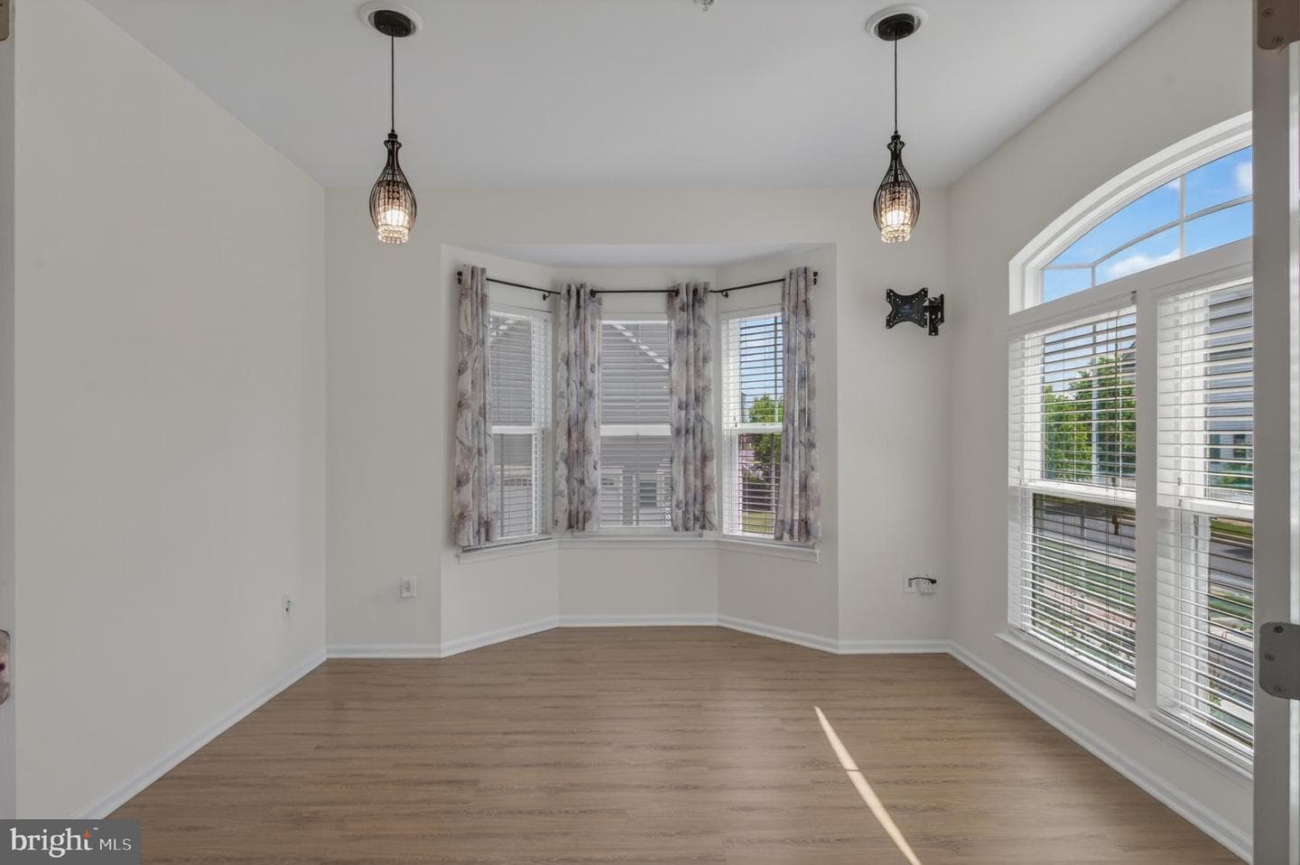 1423 Village Green Way photo 10