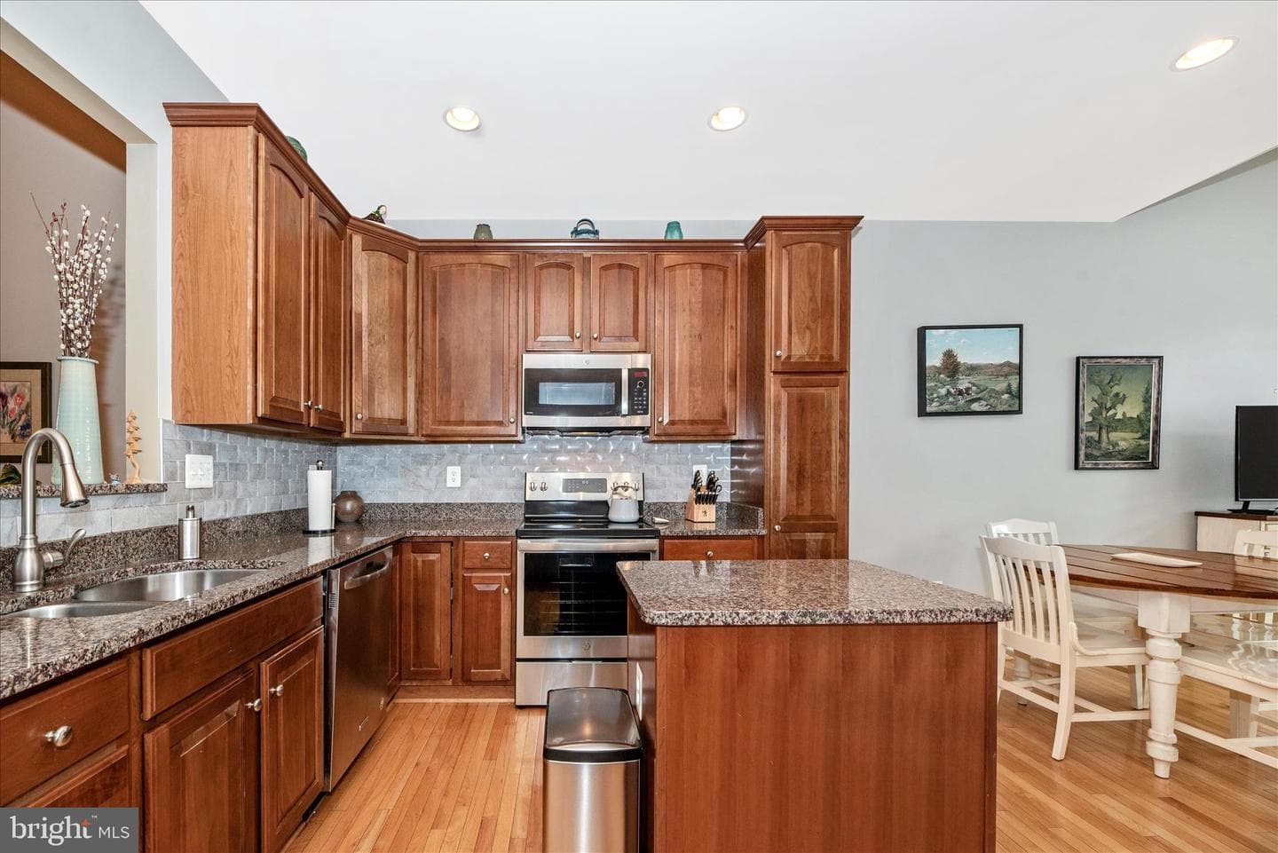 10604 Victorian Avenue photo 11