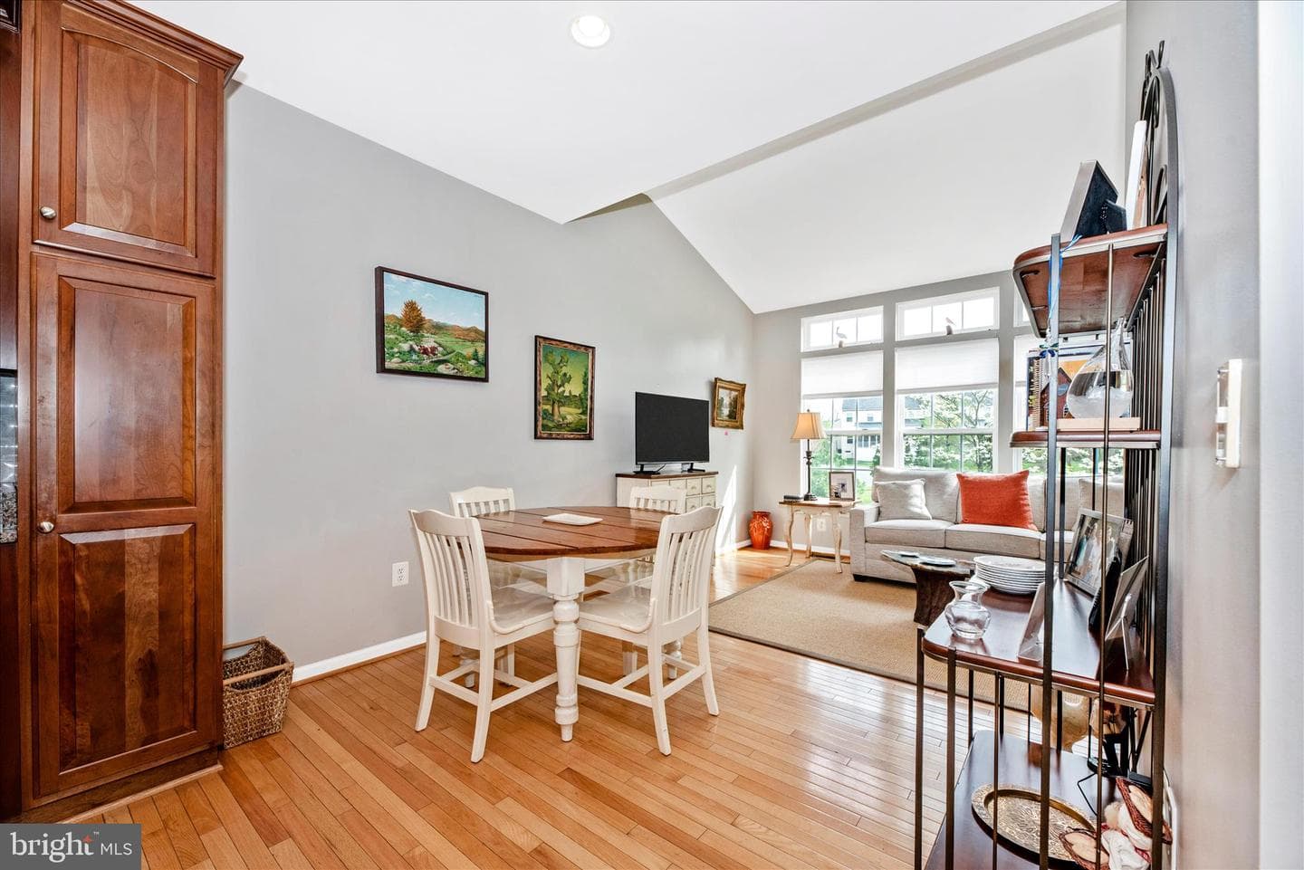 10604 Victorian Avenue photo 3