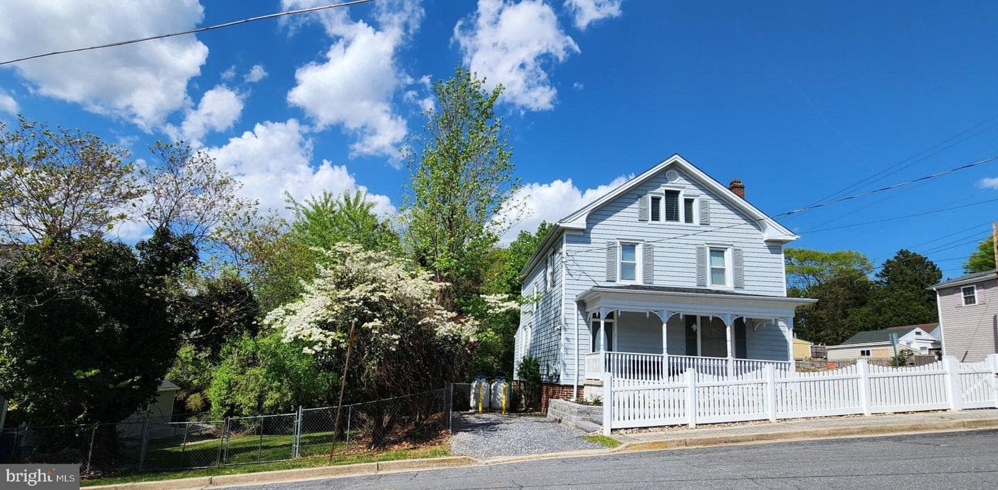1 W E Street W photo 2