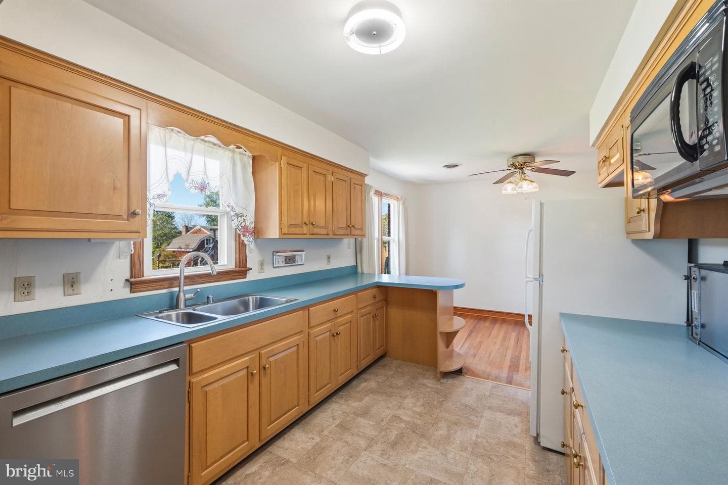 16 Linden Boulevard photo 14