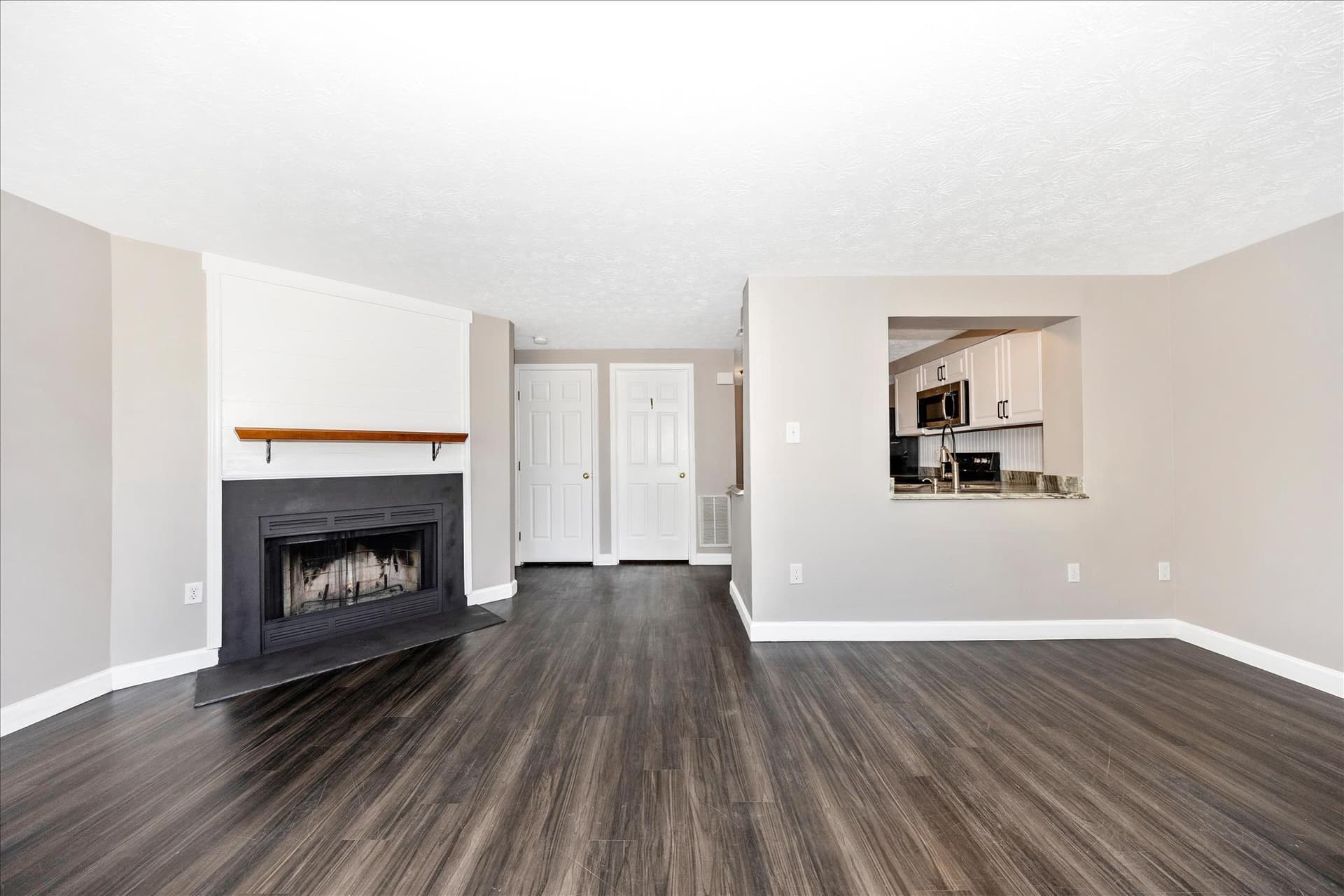 572 Hollyberry Way photo 4
