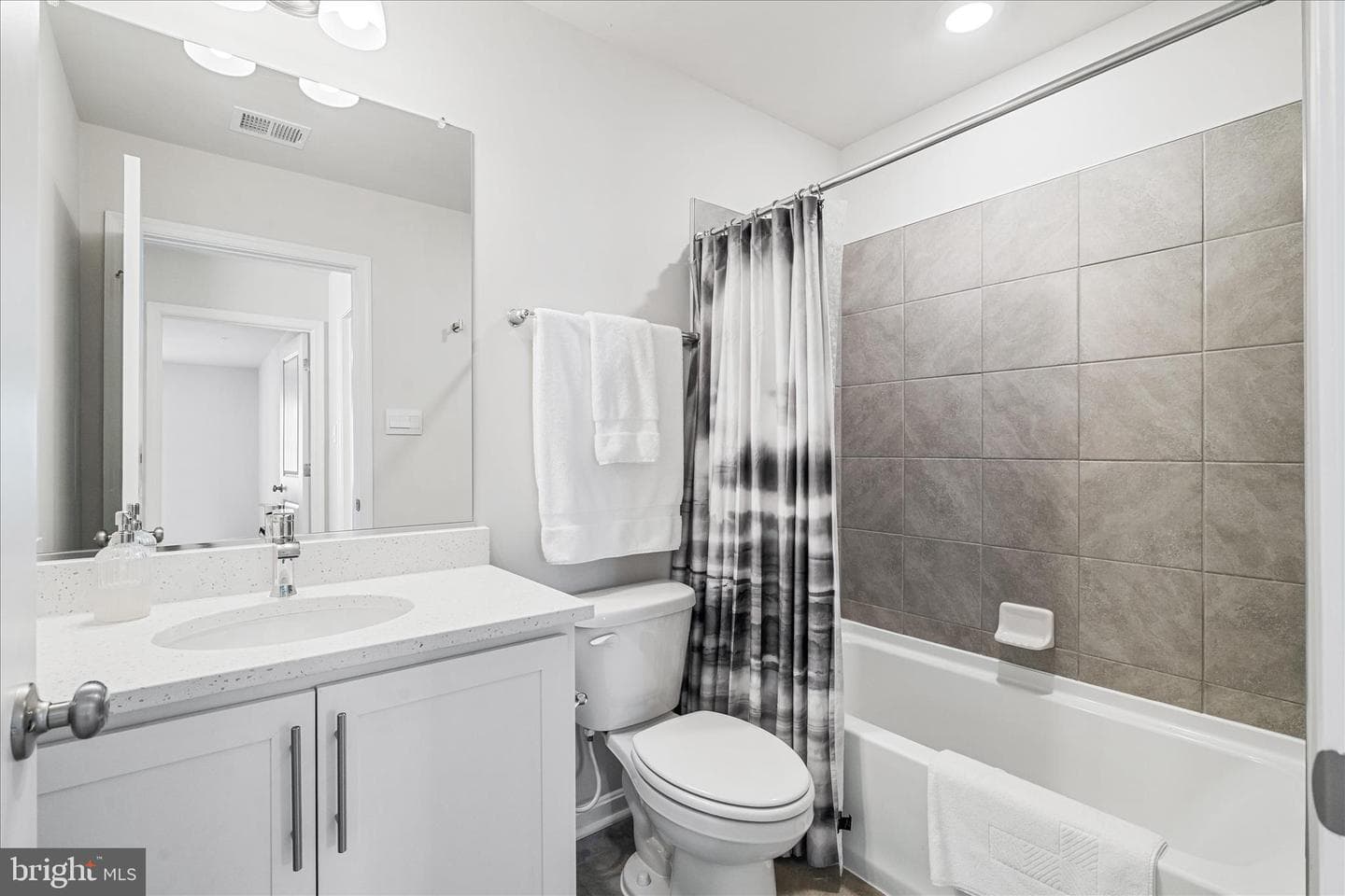 493 Hanson Street photo 19