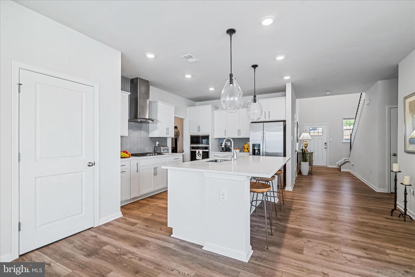 493 Hanson Street photo 4