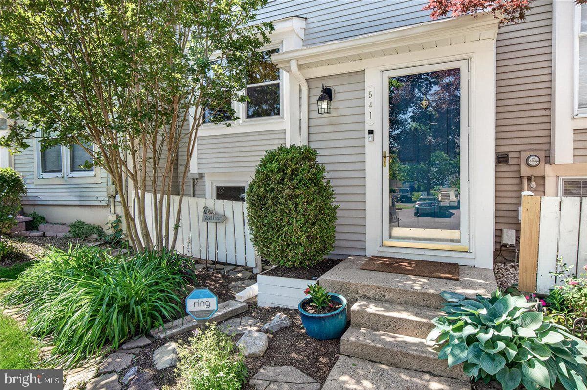 541 Ellrose Court photo 2