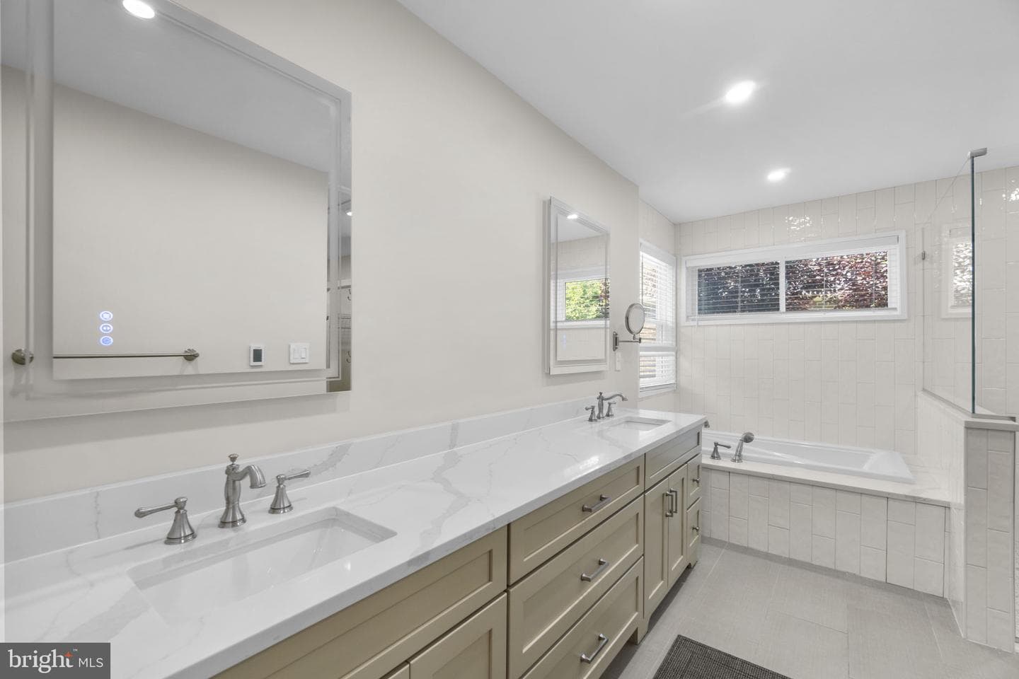 305 College Place photo 24