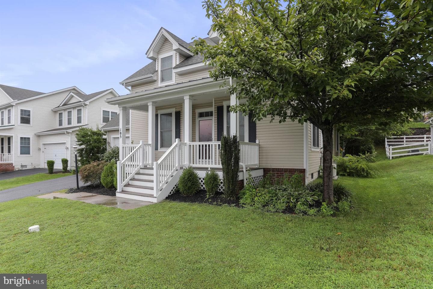 105 Spring Blossom Ln photo 3