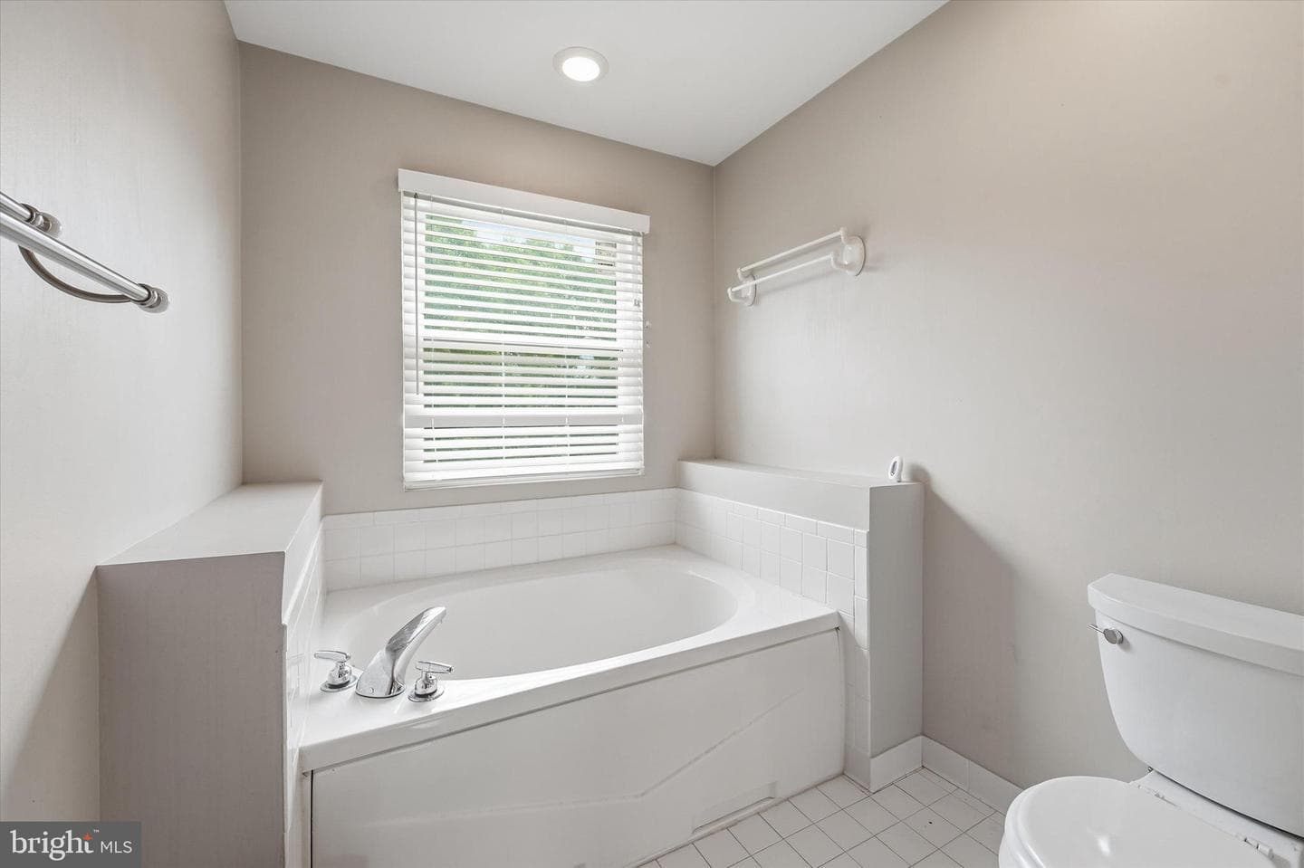 2402 Shaker Lane photo 37
