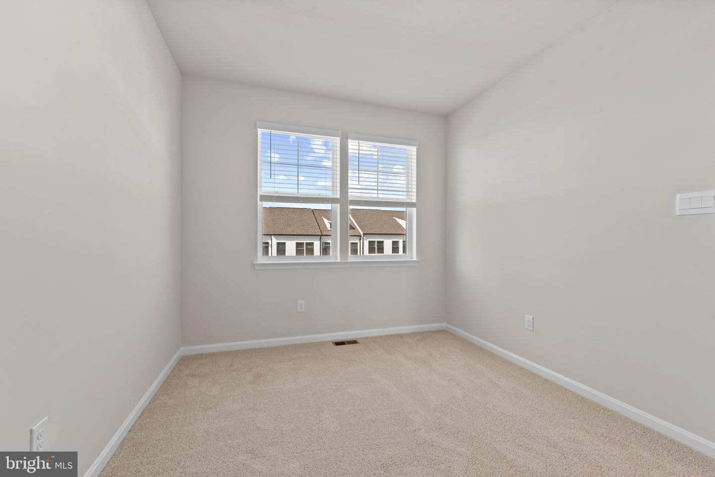 379 Ensemble Way photo 24
