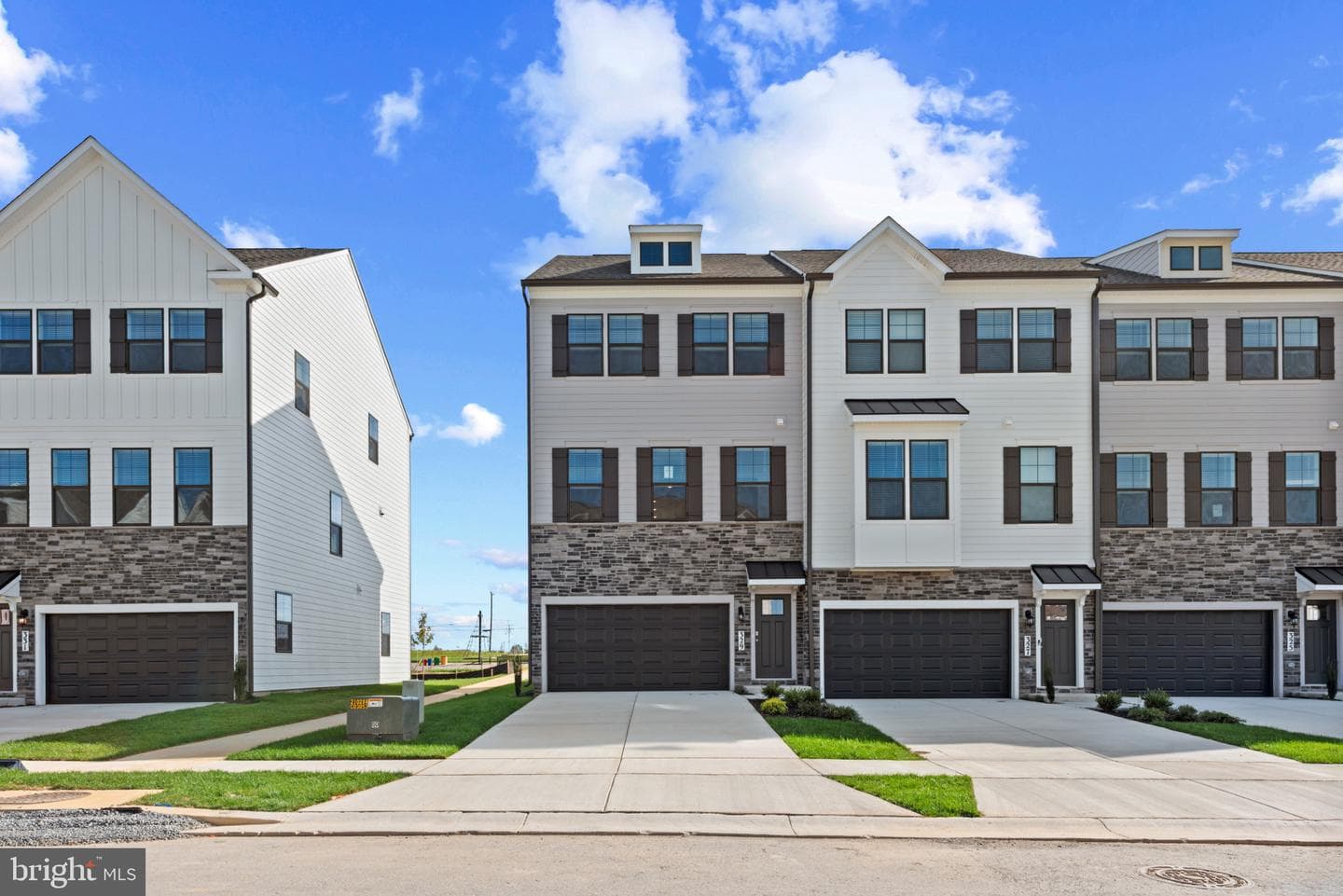 379 Ensemble Way photo 3