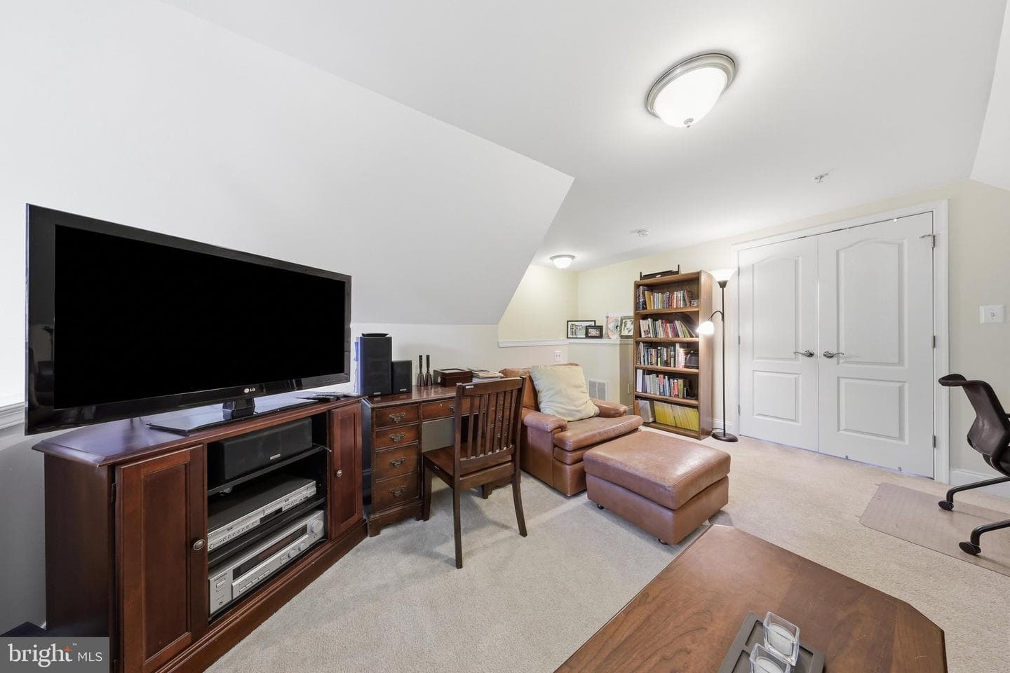 514 Bentz Street N photo 27