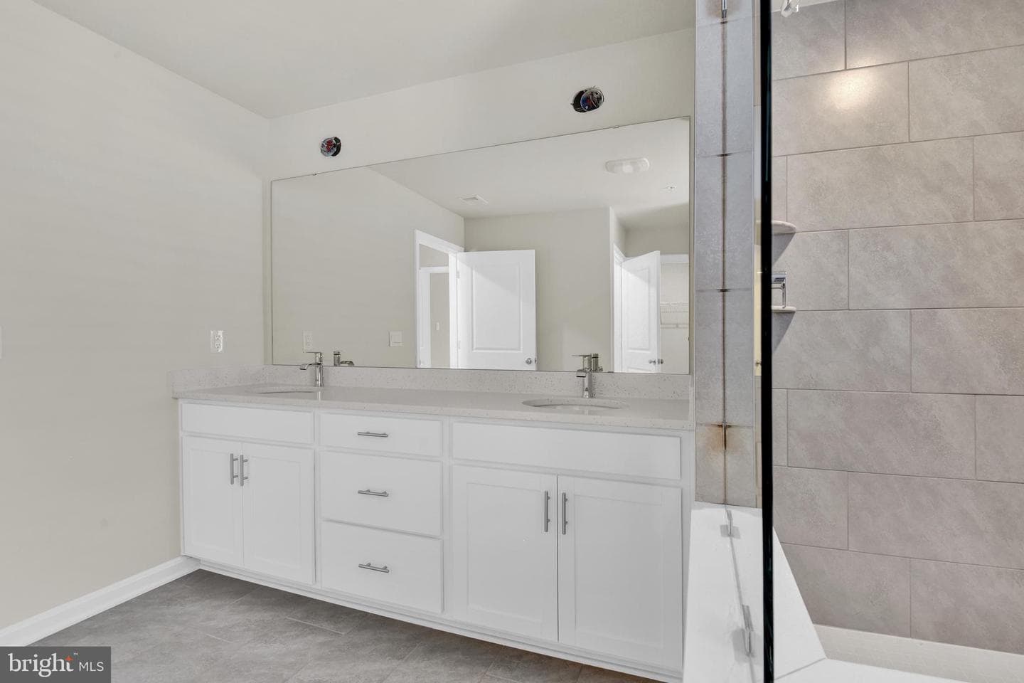 448 Hanson Street photo 27