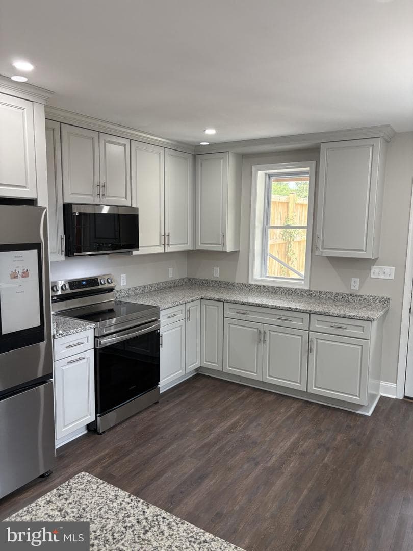 223 E 5th Street photo 9