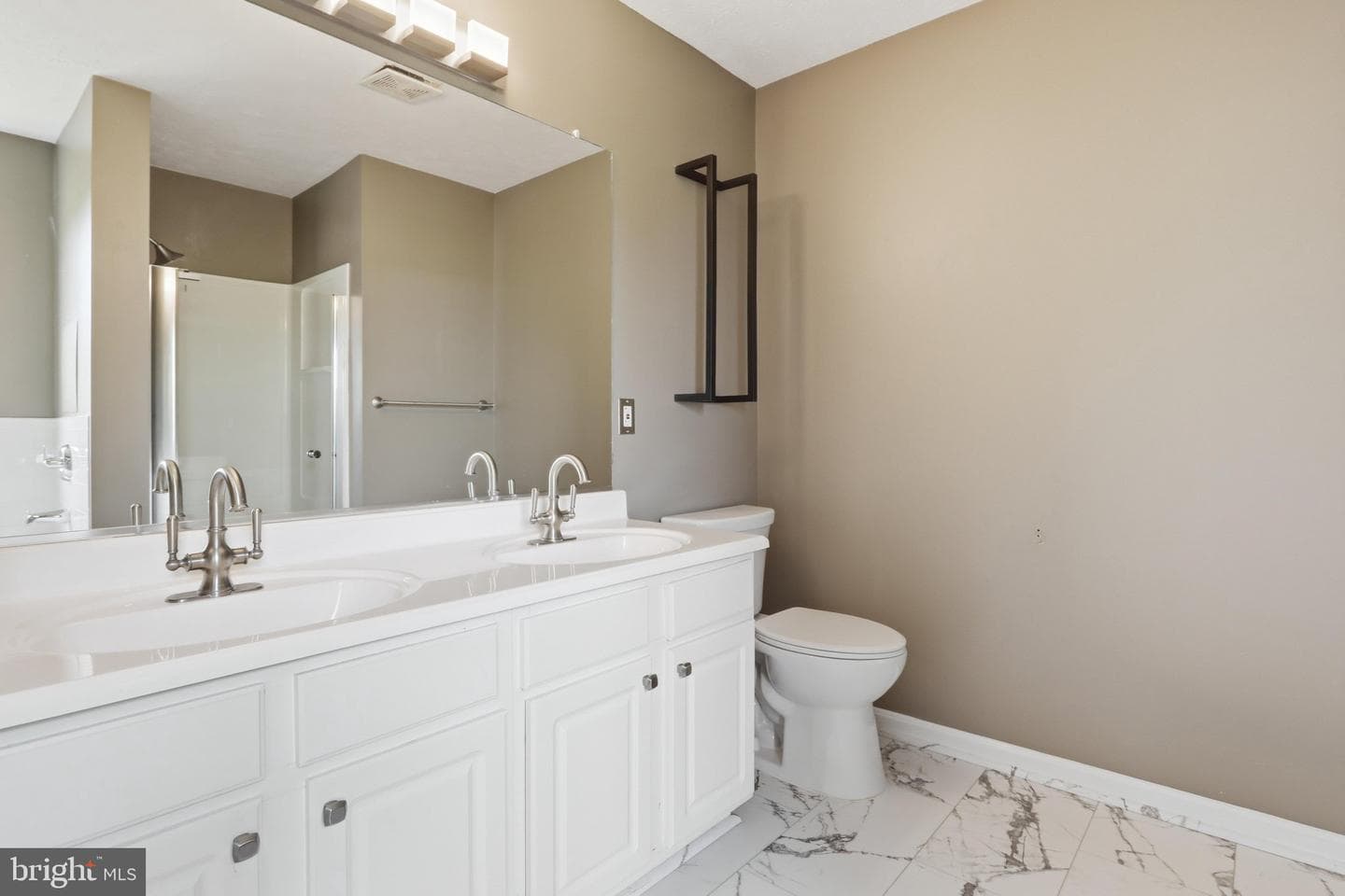 4900 Edgeware Terrace photo 15