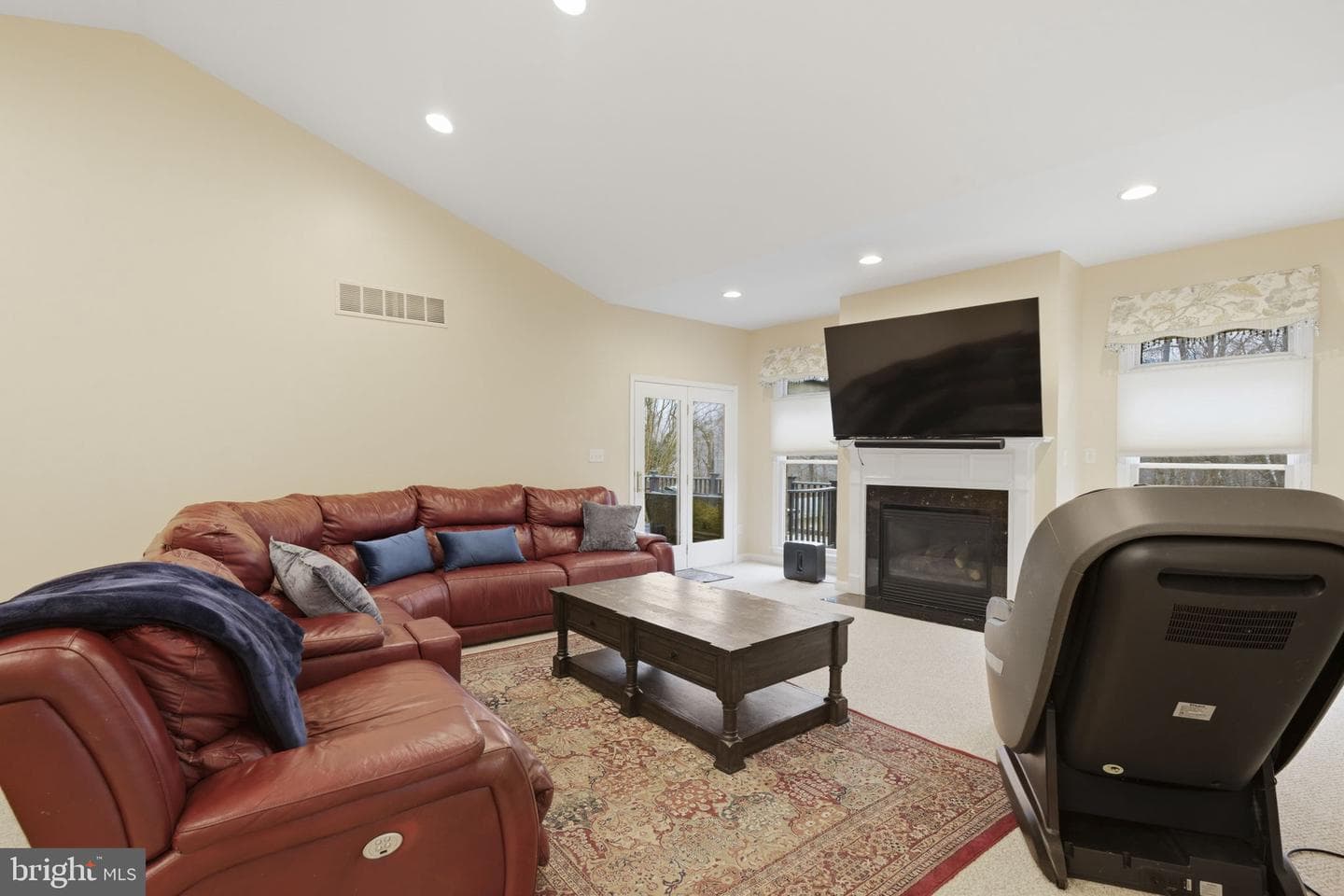 922 Sidehill Drive photo 4