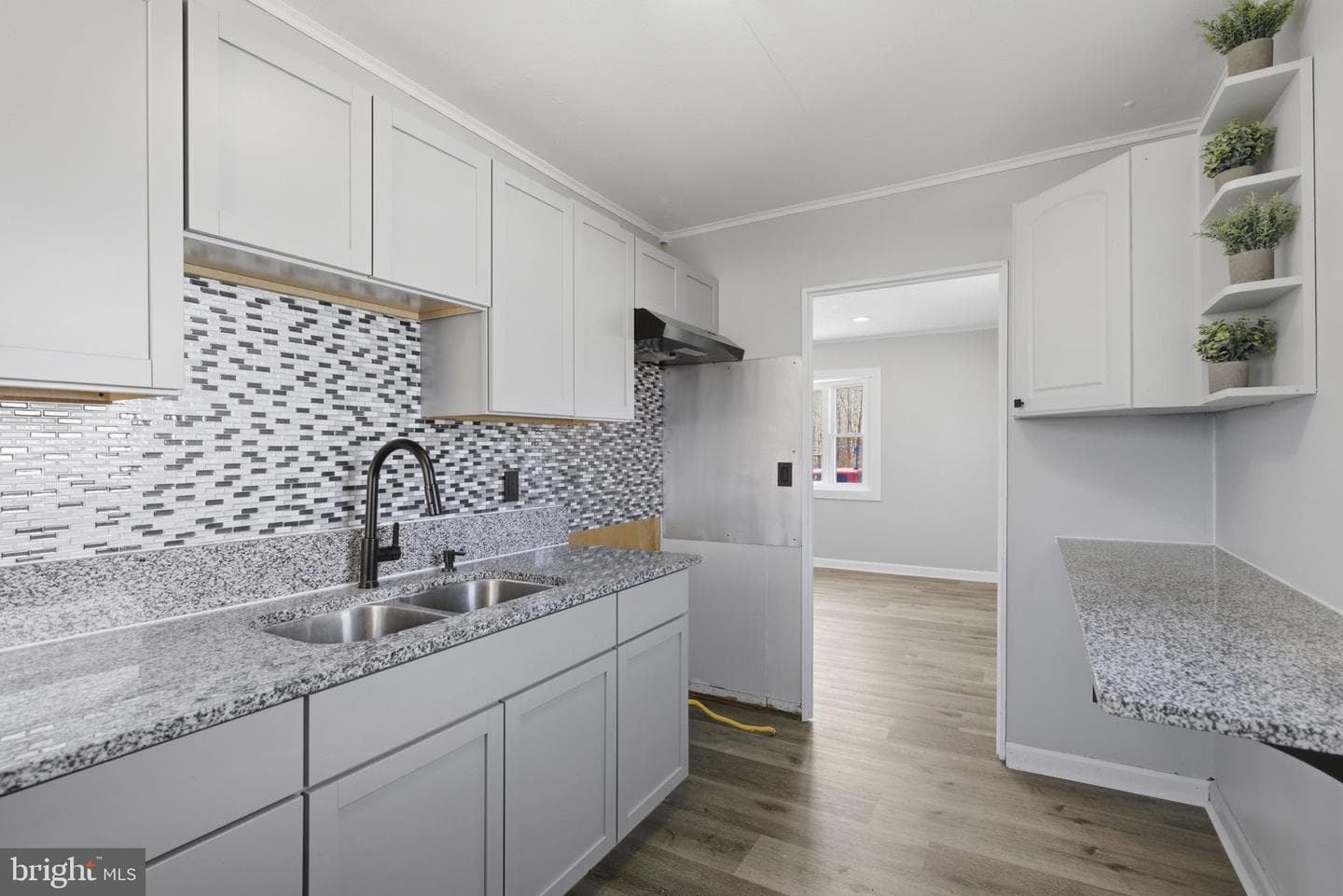 687 Plater Street photo 6