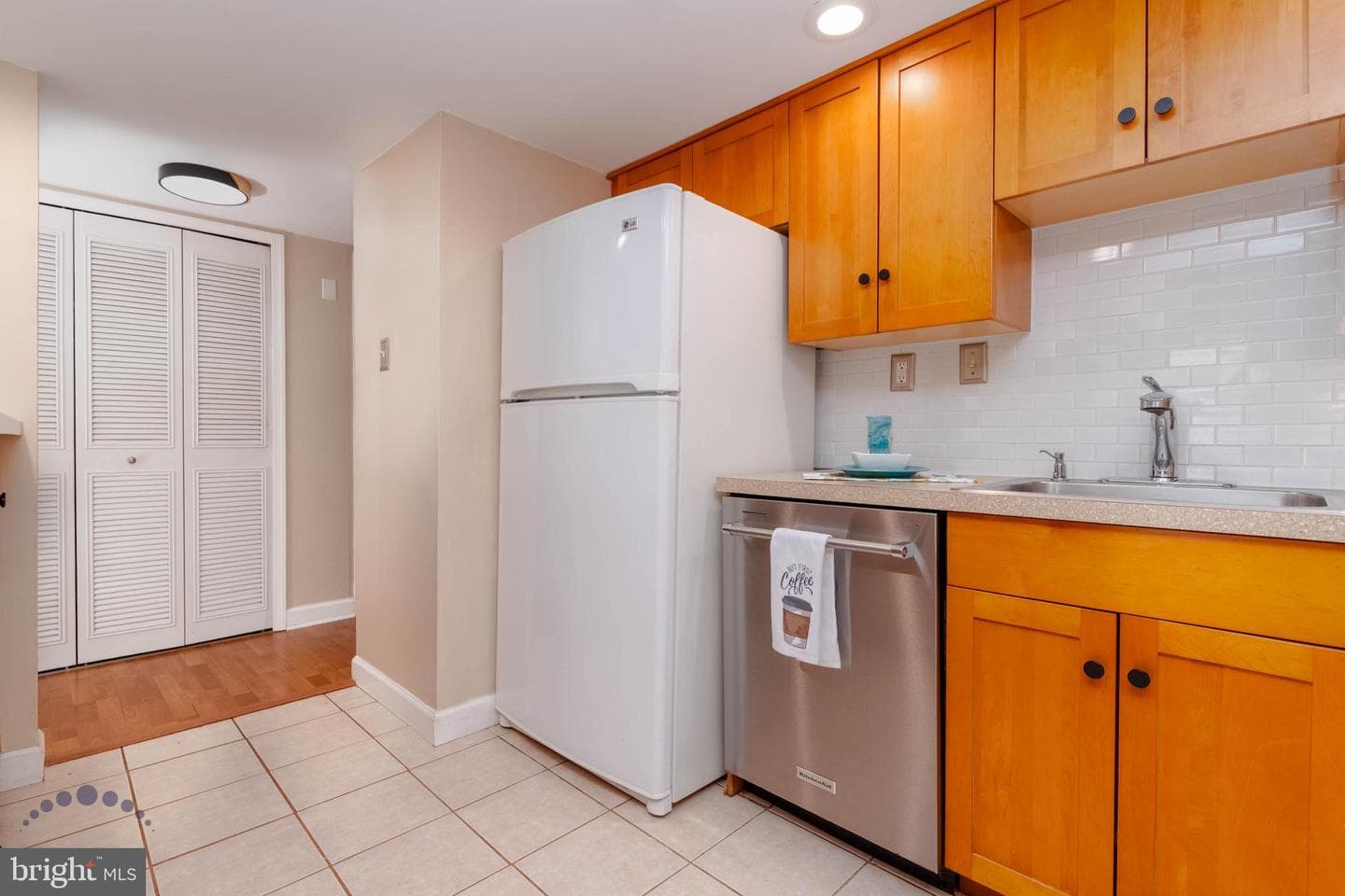 688 Shore photo 16