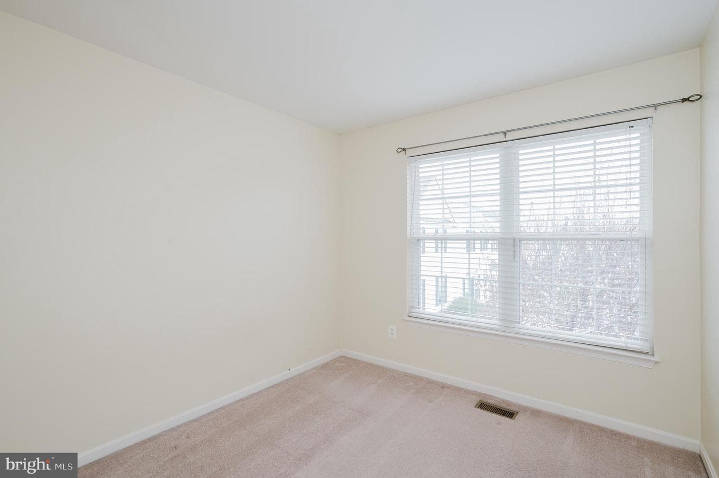 525 Kirkcaldy Way photo 22
