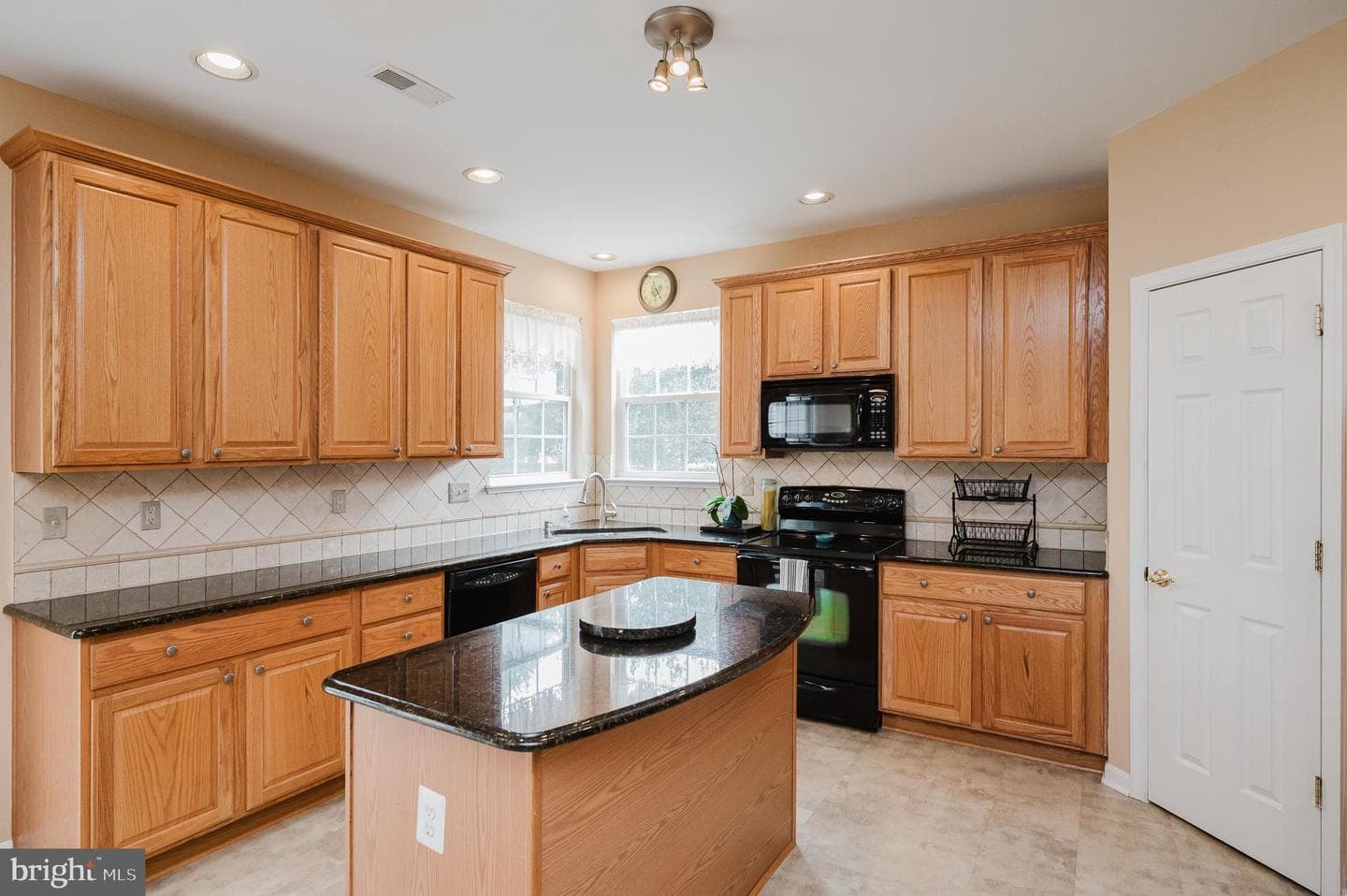 555 Beards Hill Road photo 33