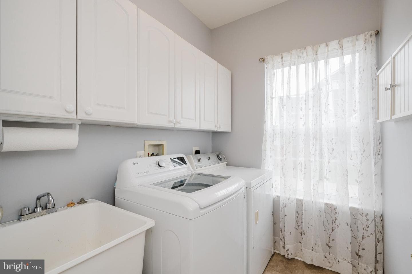 555 Beards Hill Road photo 39