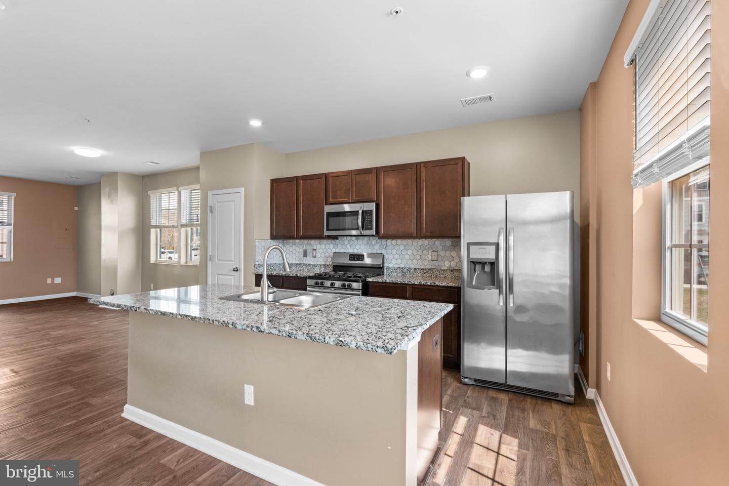 1930 Graymount Way photo 9