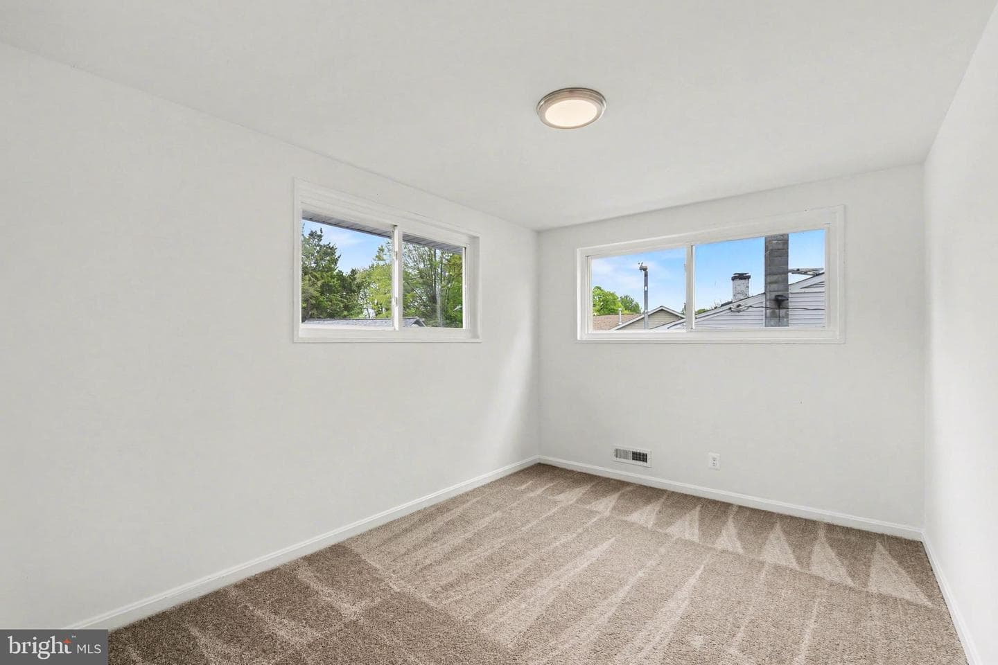 642 Walker Street photo 12