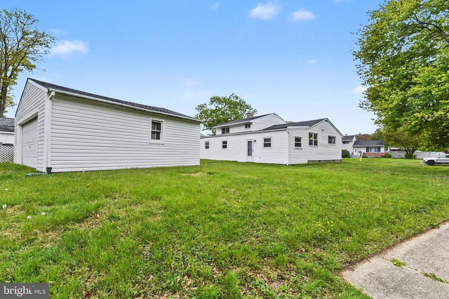 642 Walker Street photo 25