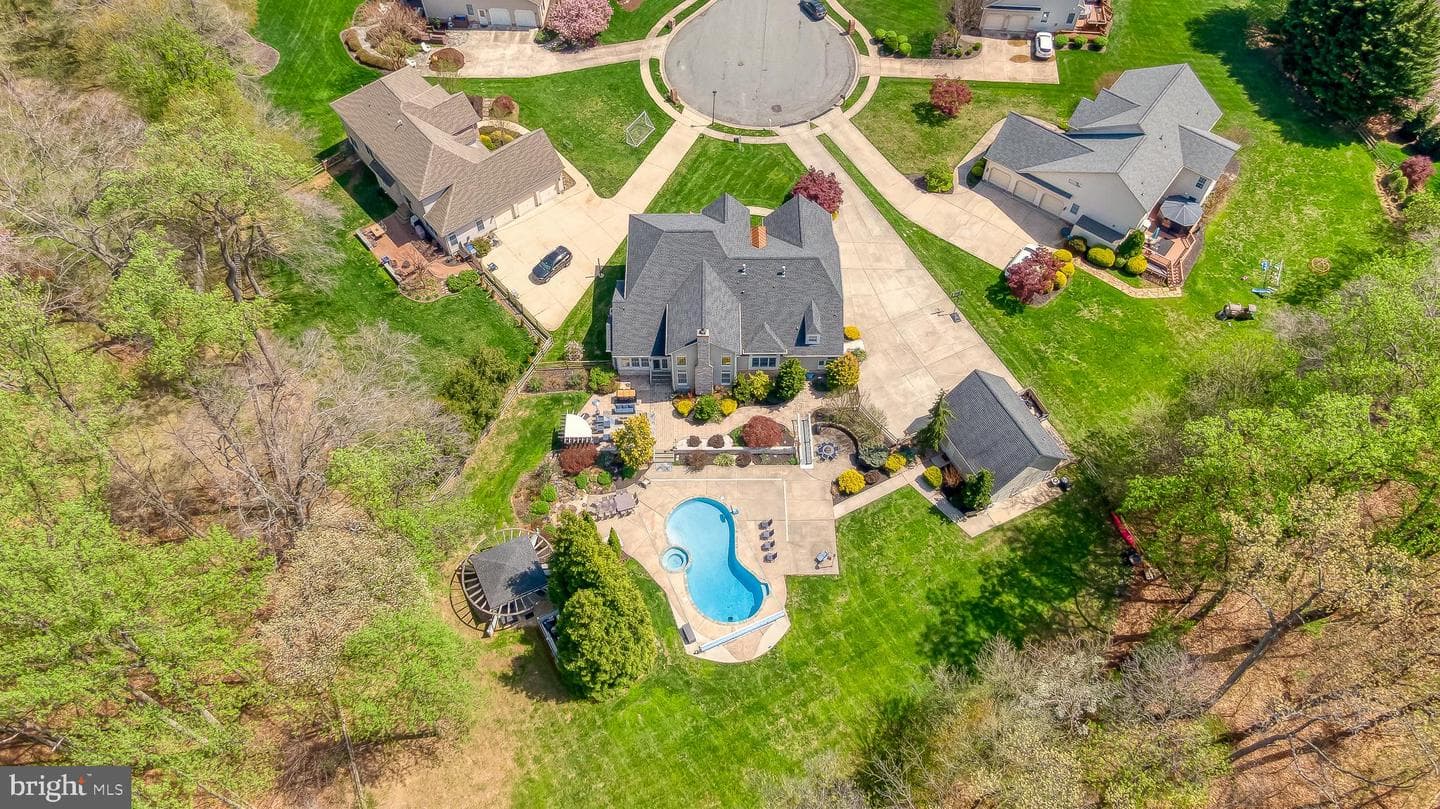 1216 Bluebird Court W