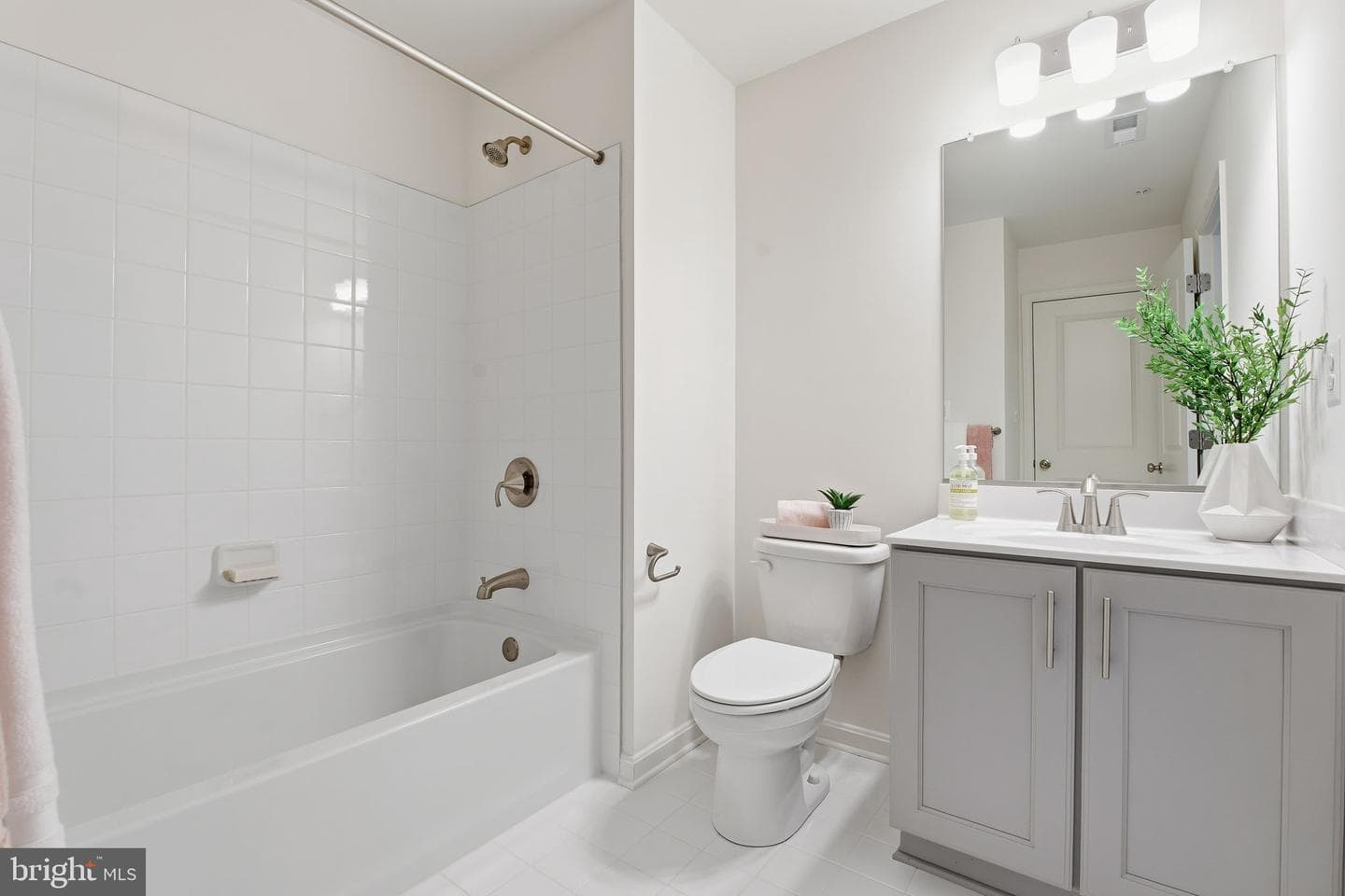 617 Loring Avenue photo 29