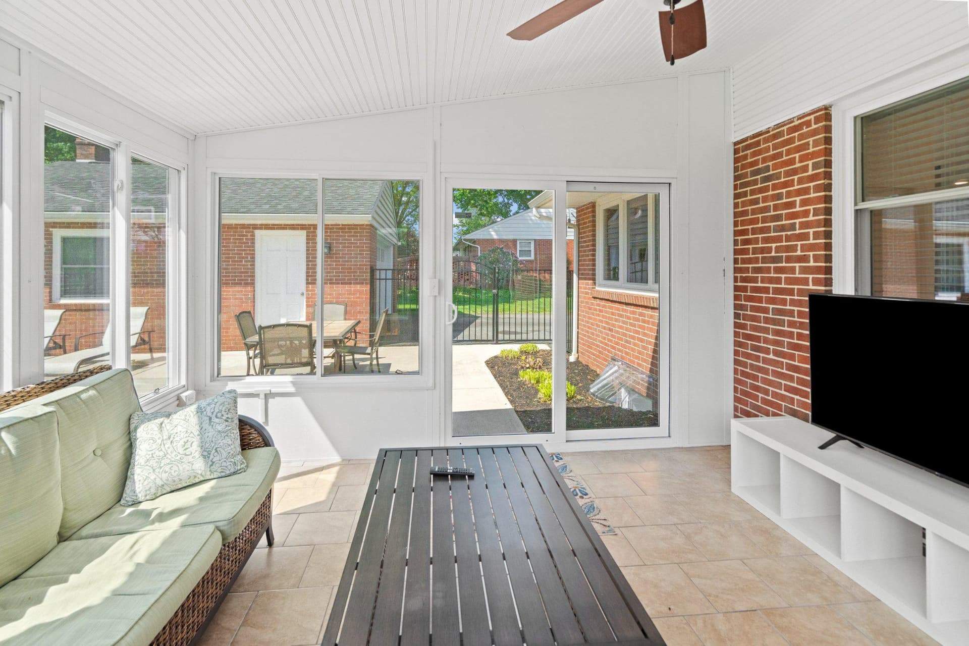 407 Plumtree Road photo 15