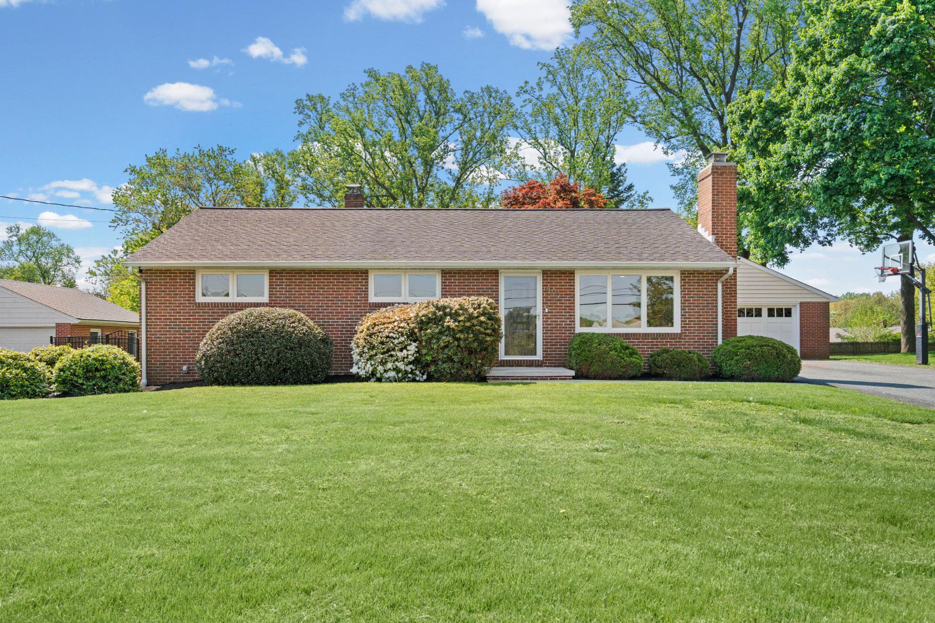 407 Plumtree Road photo 2
