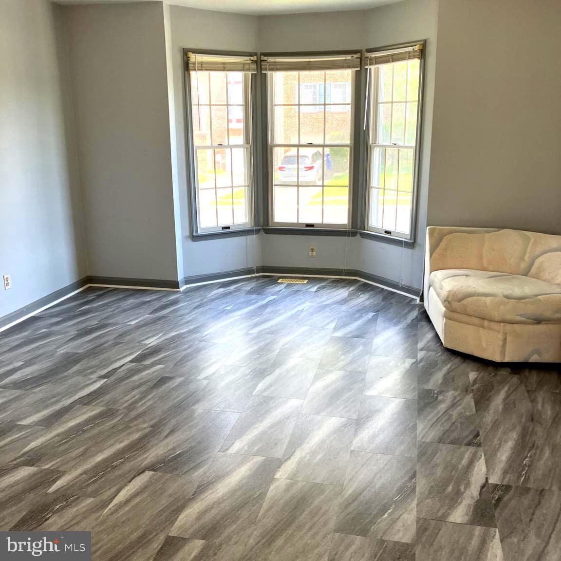 924 Buckland Place photo 4