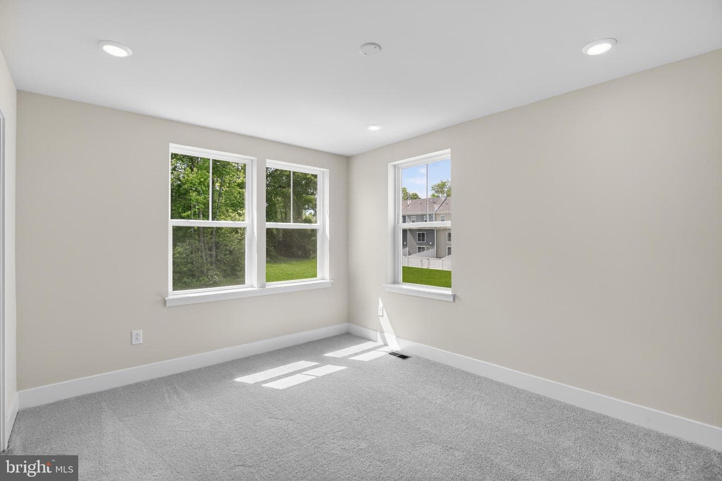 341 Hackley Drive photo 12